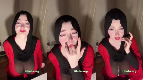 Türbanlı parmak emen kadın kırmızı kıyafetle ağız hareketleri yapıyor
