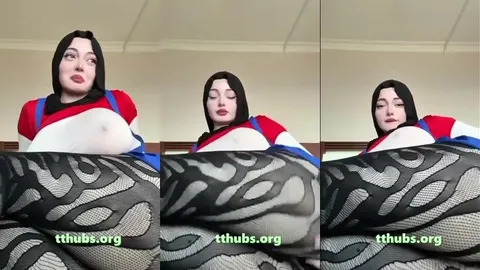 Türbanlı kadın yatakta kalçasını kameraya doğru gösteriyor