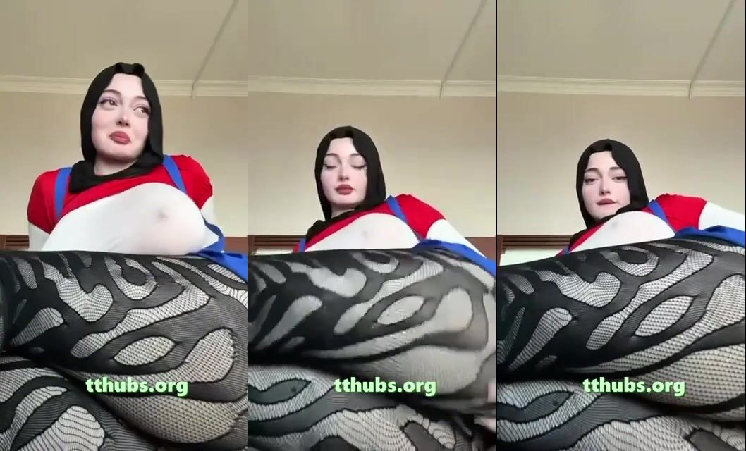 Türbanlı kadın yatakta kalçasını kameraya doğru gösteriyor