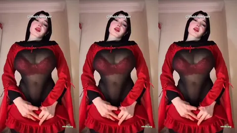 Türbanlı hatun kırmızı sütyenli transparan kıyafetle kalp yapıyor