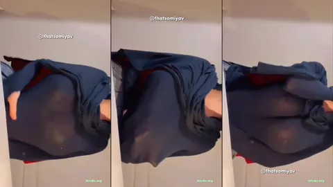 Mavi elbiseli kadın yatağa eğilmiş kalça hatlarını gösteriyor