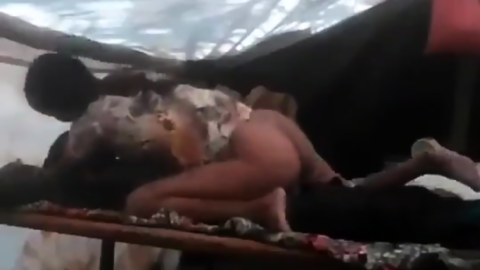Kürt kuzenler köyde çadırda kucakta sikişiyor çadır sallanıyor Türk ifşa hub İfşa Videoları