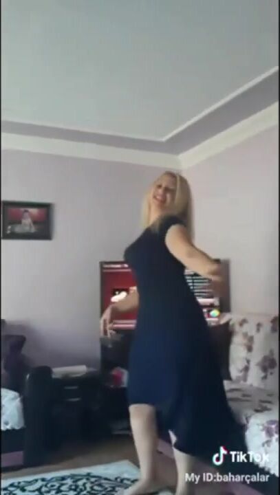 Tiktok ünlüsü trakyalı Bahar roman çingeneye kucakta sikiliyor
