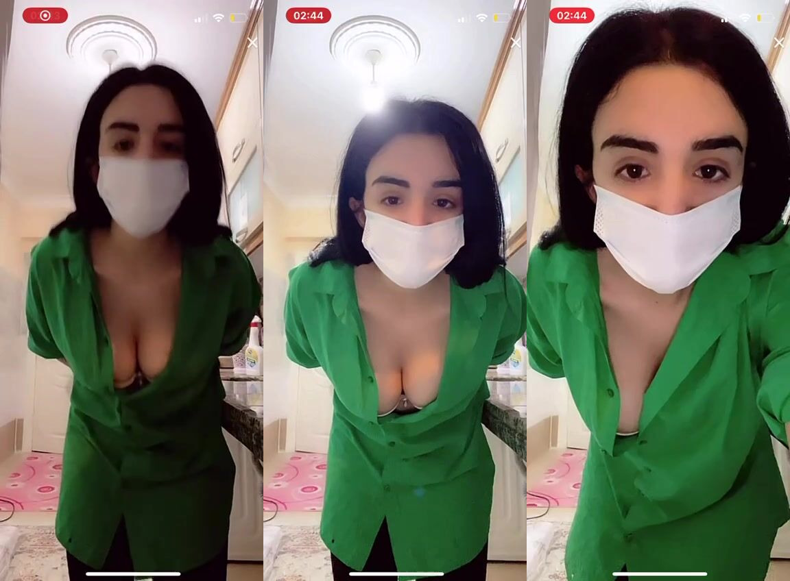 Evli kürt kadın yeşil gömleğini açıp dekolte veriyor
