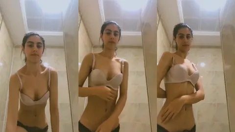 Zayıf çıtır banyoda küçük memelerini gösteriyor Twitter ifşa İfşa Videoları