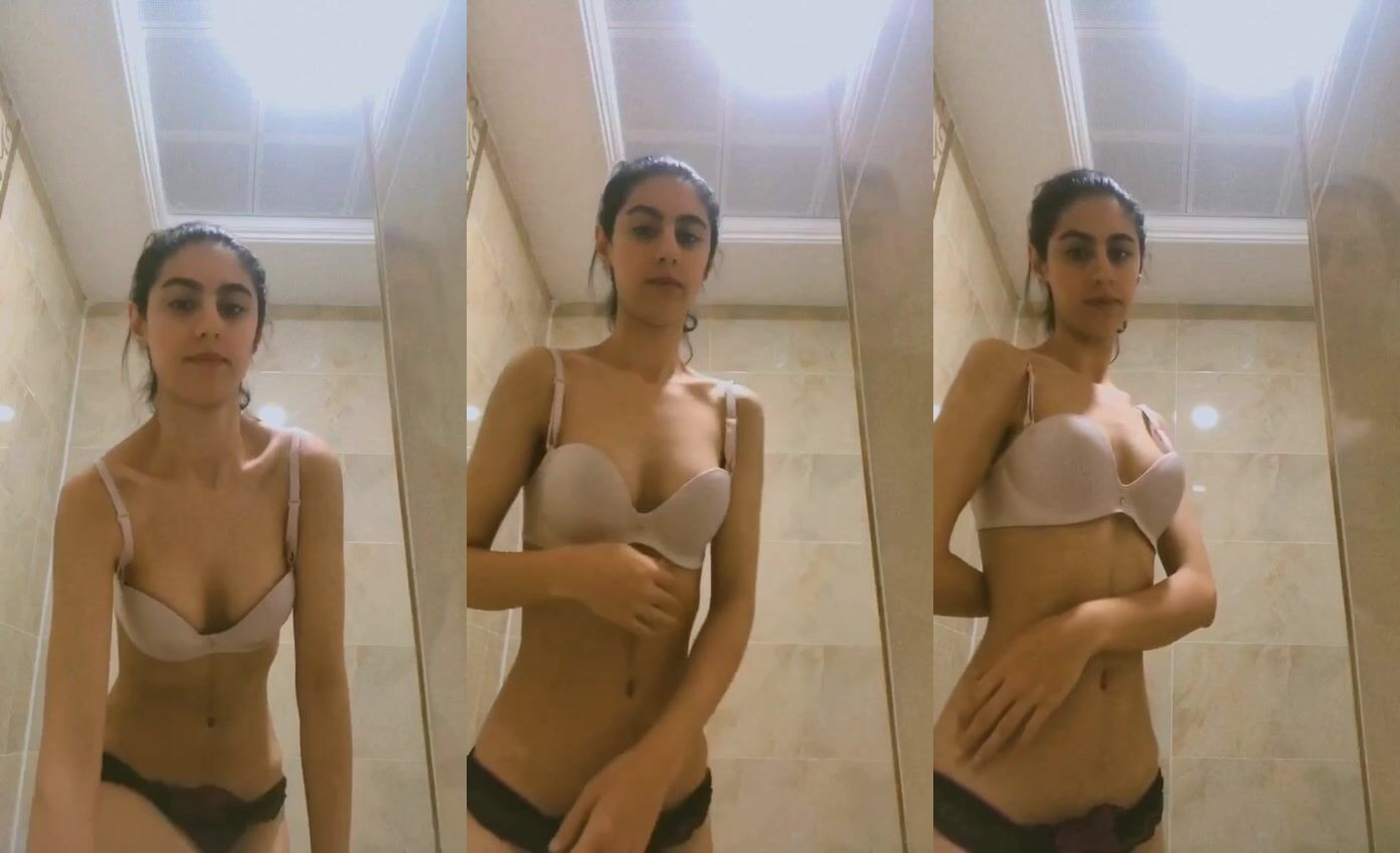 Zayıf çıtır banyoda küçük memelerini gösteriyor