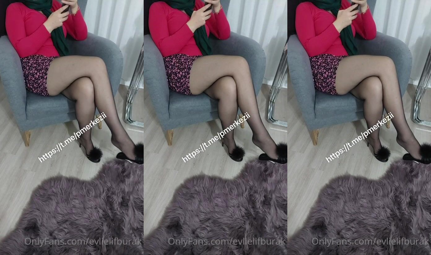 Karısının seksi çoraplı bacaklarını çekiyor