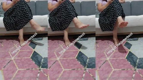 Salonda oturan karısının çıplak ayaklarını çekiyor Ifsahane İfşa Videoları