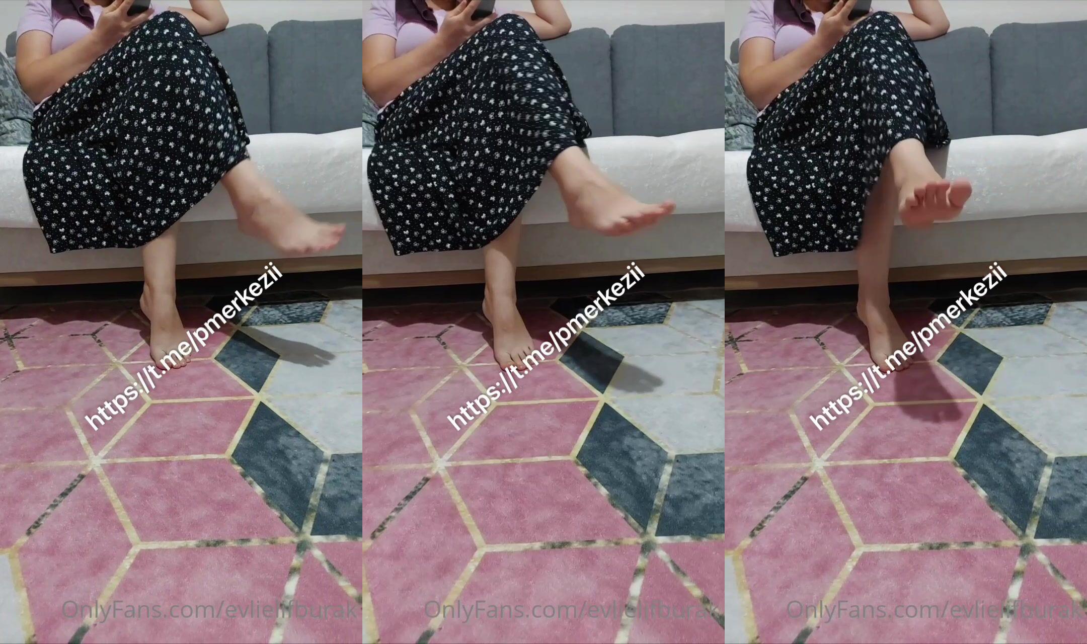 Salonda oturan karısının çıplak ayaklarını çekiyor