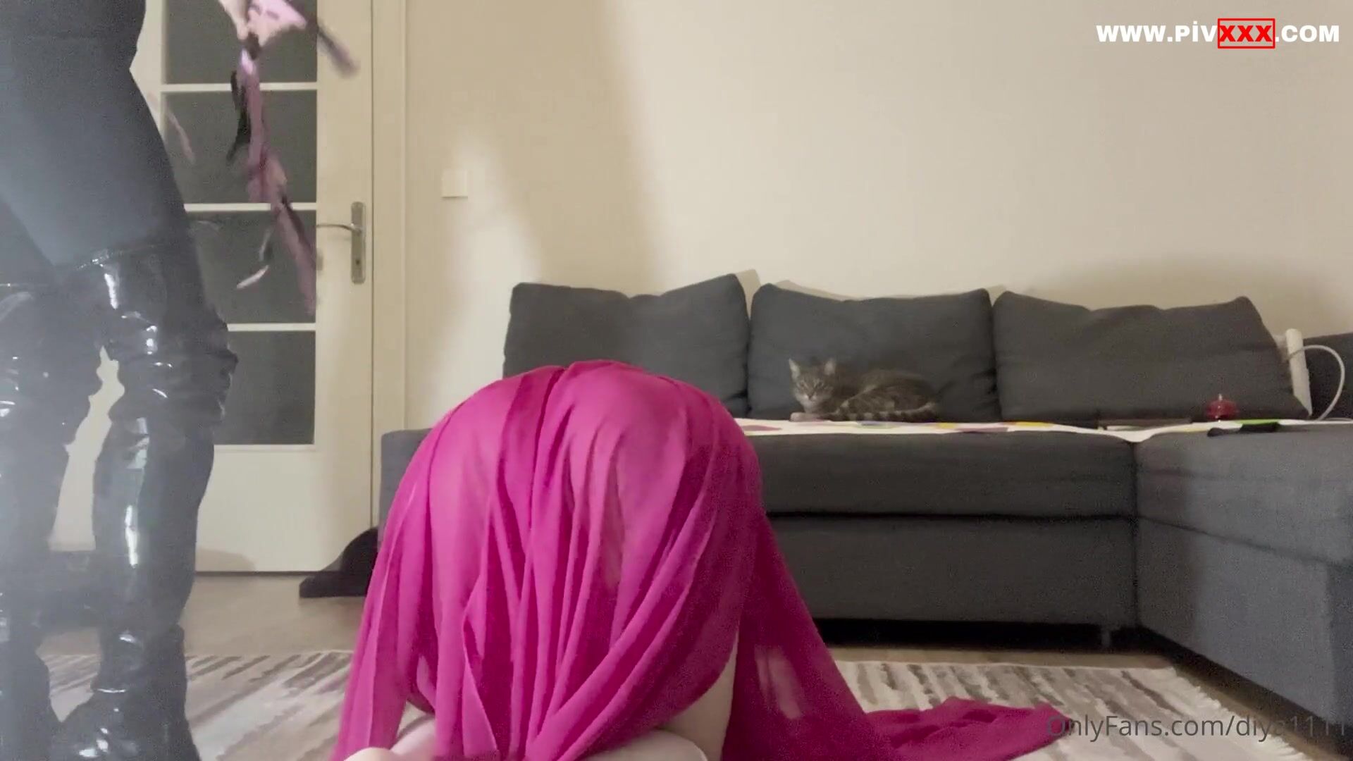 Sissy köleyi domaltıp kırbaçladık İfşa Videoları