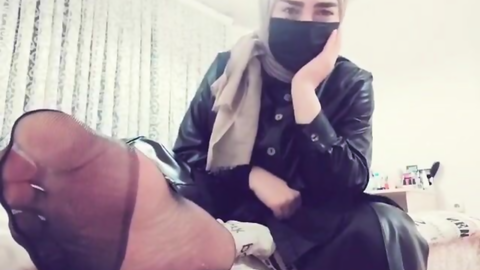 BANA DEĞİL AYAKLARIMA YALVAR KÖLE !