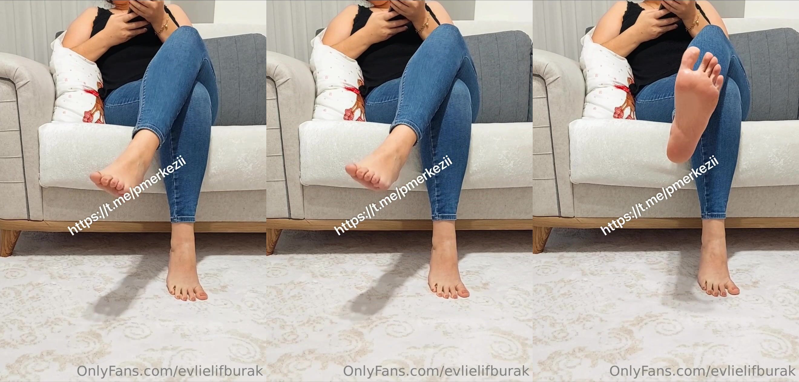 Karısının seksi ayaklarını gizlice çeken gavat koca