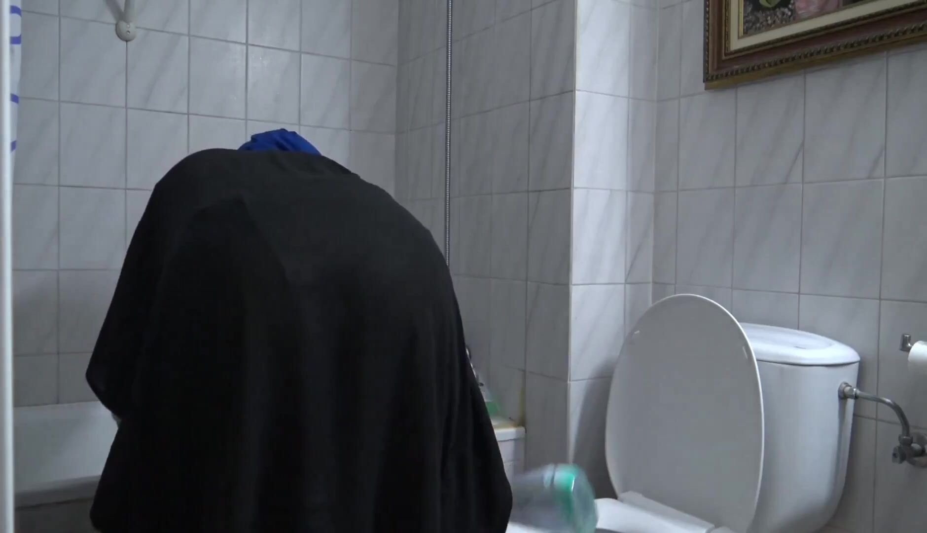 Banyoyu temizleyen türbanlı karısını sikip içine boşalıyor