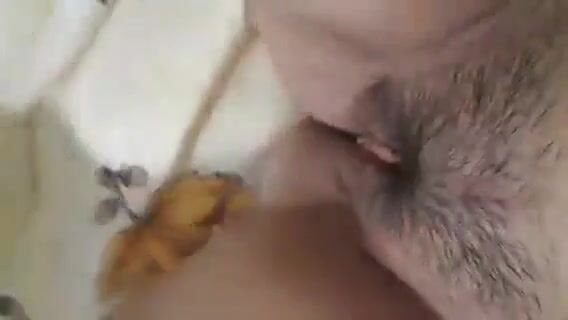 18'lik kaltak kıllı dar amcığına parmak sokuyor