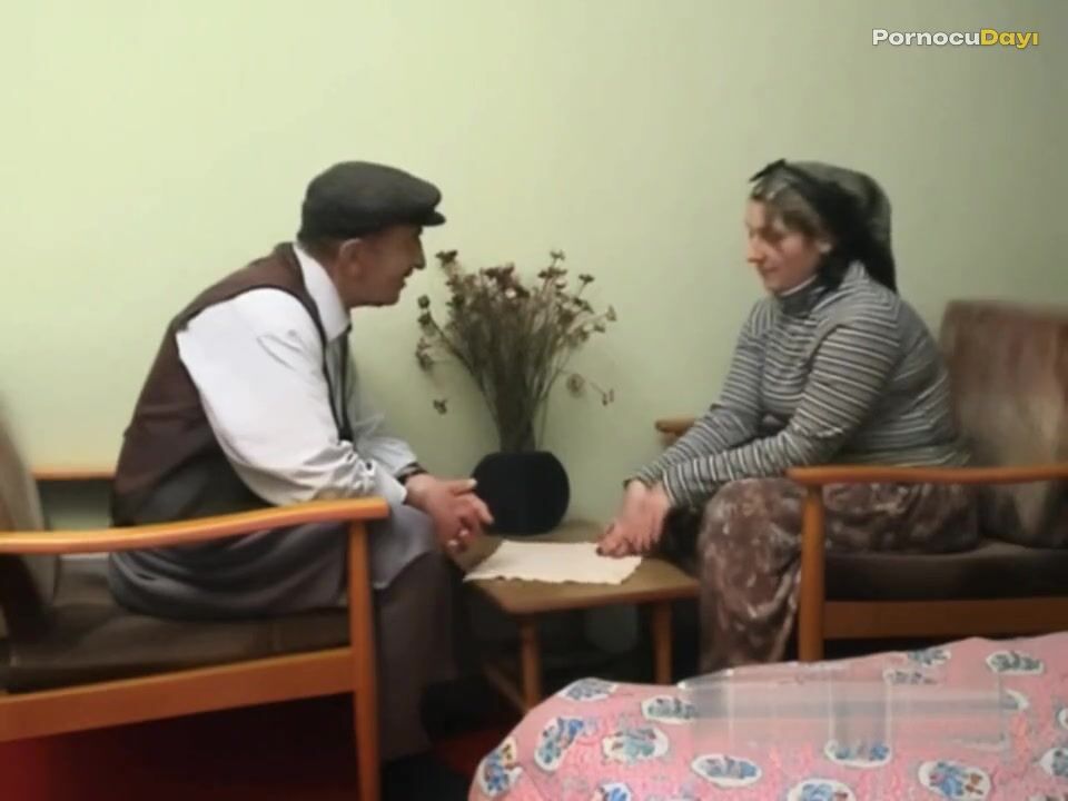 Köylü kızı ( yaşlı amca türbanlı karısını sikiyor)