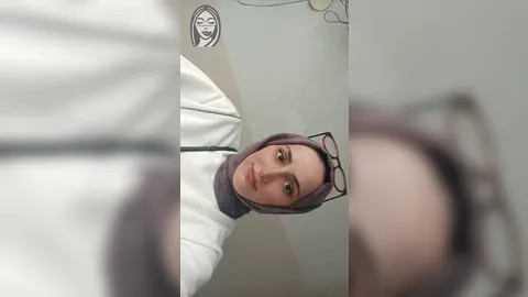 Türbanlı Emine’yi Giydirmece