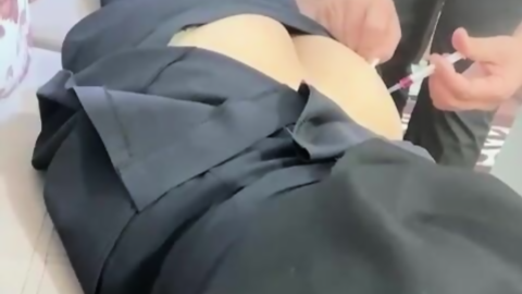 Kadın bir çalışana yapılan iğnenin seksi bir videosu. Kız işten eve geliyor. Sonra doktor pantolonunu indiriyor ve ona iğne yapıyor. Kız inliyor ve yoruluyor. Sonra doktor kızın çıplak kalçasını okşamaya başlıyor ve kamera da çekim yapıyor. Bu bir şaka, b