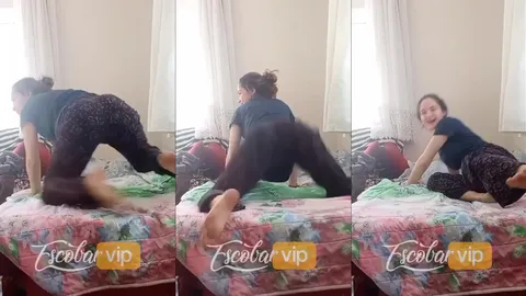 Ayşen çelik yarraksızlıktan kudurmuş yatakta deli gibi sallıyor götünü