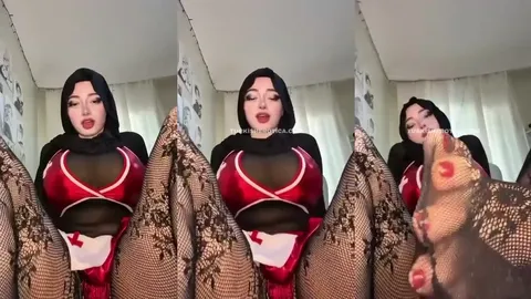 Bacaklarını Ayırıp Ayaklarını Gösteriyor