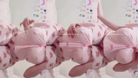 Zıplayan Memeler Ve Pembe Pijama Takımı