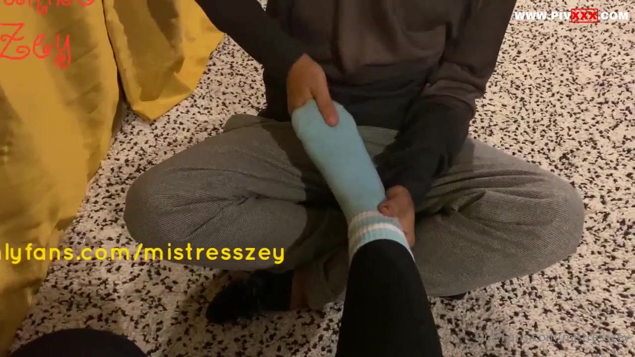 Hep dövecek deği̇li̇m ya, yorulan ayaklarima masaj da yaptirmam gerek İfşa Videoları