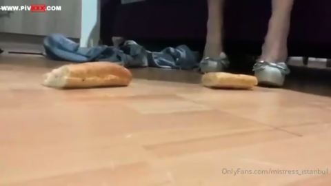 Ekmek eziyorum
