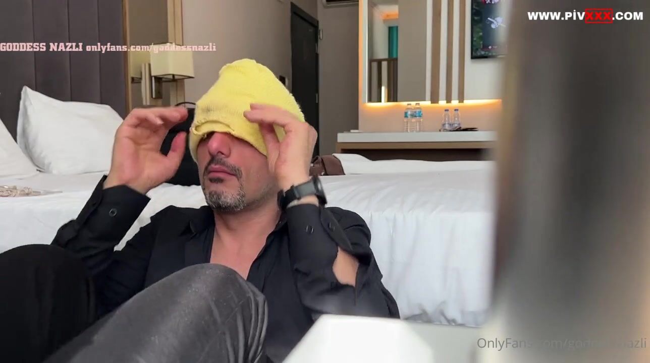 Tabanimi yaladi yuttu, üstüne güzelce dayağini da yedi̇, hem de havlaya havlaya İfşa Videoları