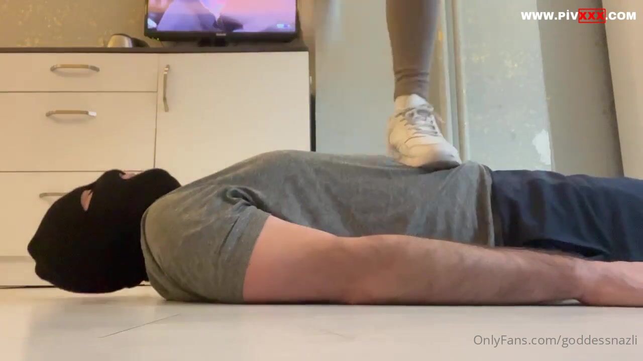 He pays me to crush him İfşa Videoları