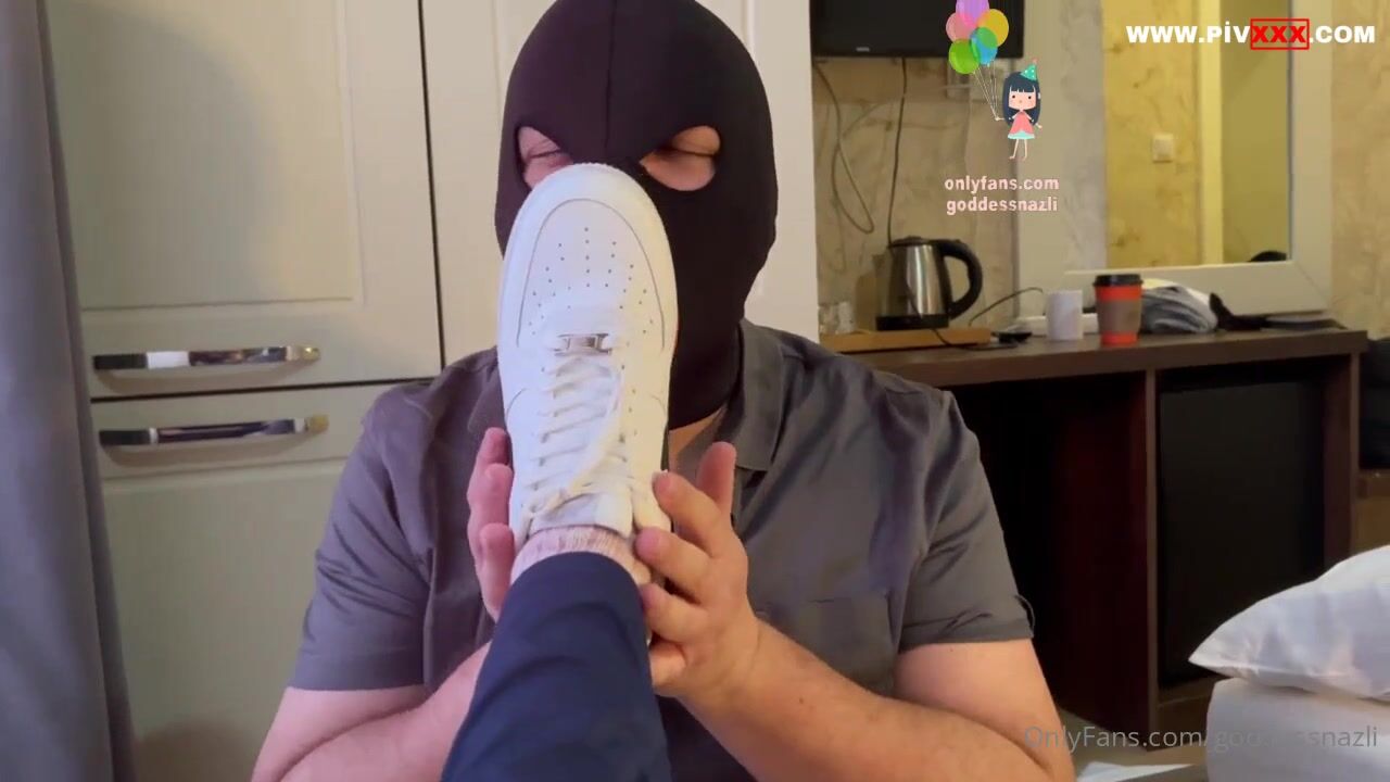Yeni̇ ayakkabimin sokakta leş gi̇bi̇ olan tabanlarini öylece birakamazdim 1 İfşa Videoları
