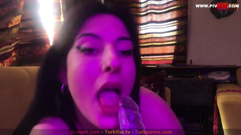 Nadeleine Ifşa Klasikleşen Hüpleterek Dildo Yalama